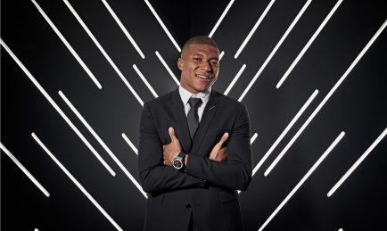 PELÉ CROSSES THE ATLANTIC TO MEET KYLIAN MBAPPÉ