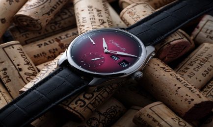DUAL WINDOW DISPLAY FOR THE NEW PERPETUAL CALENDAR FROM H. Moser & Cie.